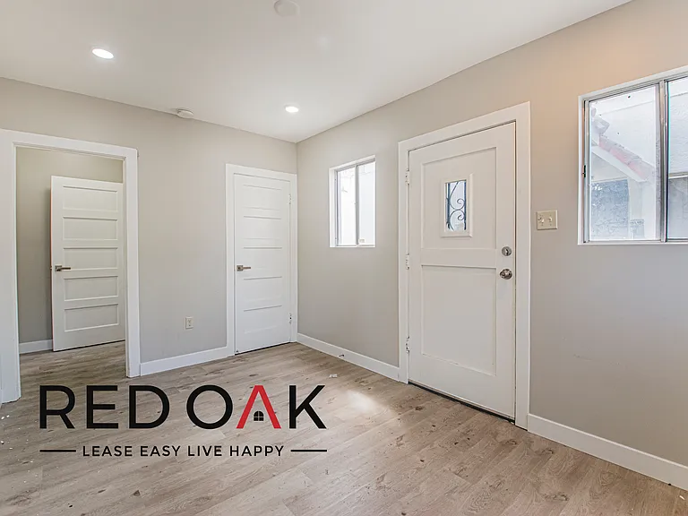 424 E 20th St #428 — Photo 8
