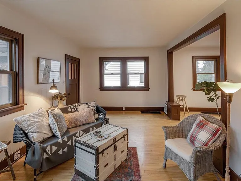 215 Chippewa St — Photo 3