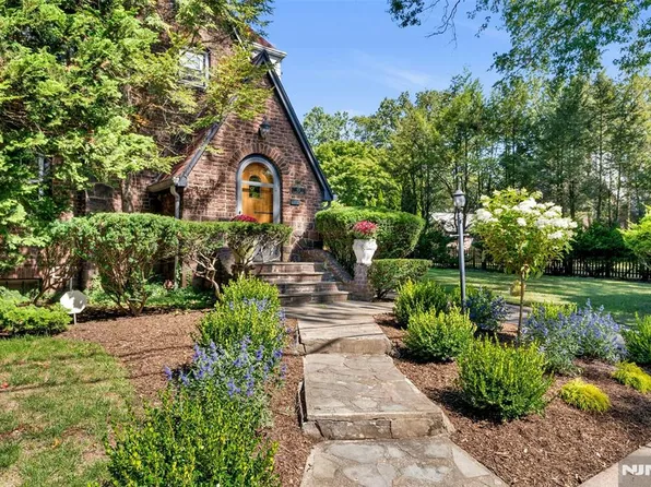 65 Merrison St, Teaneck, NJ 07666