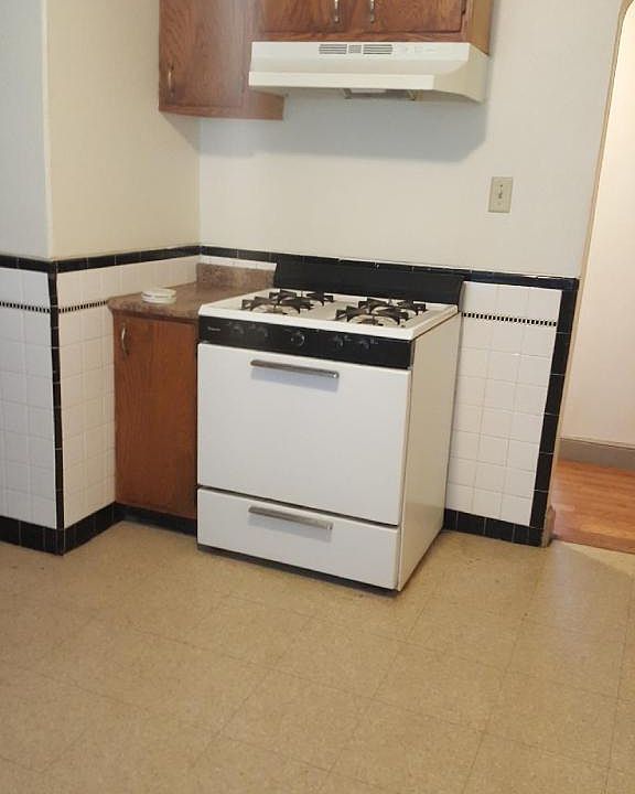 2nd image of 34 Oldfields Rd APT 1
