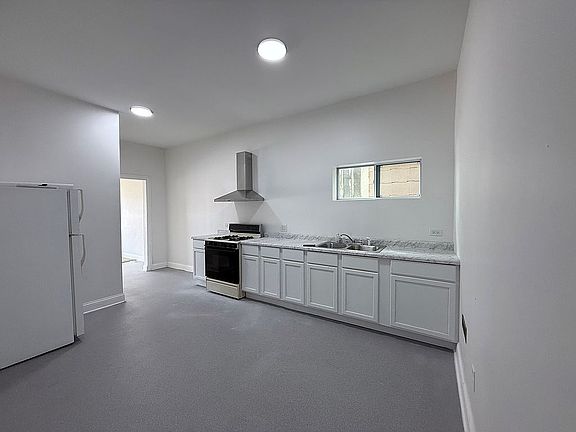 Unit 100 - Kitchen