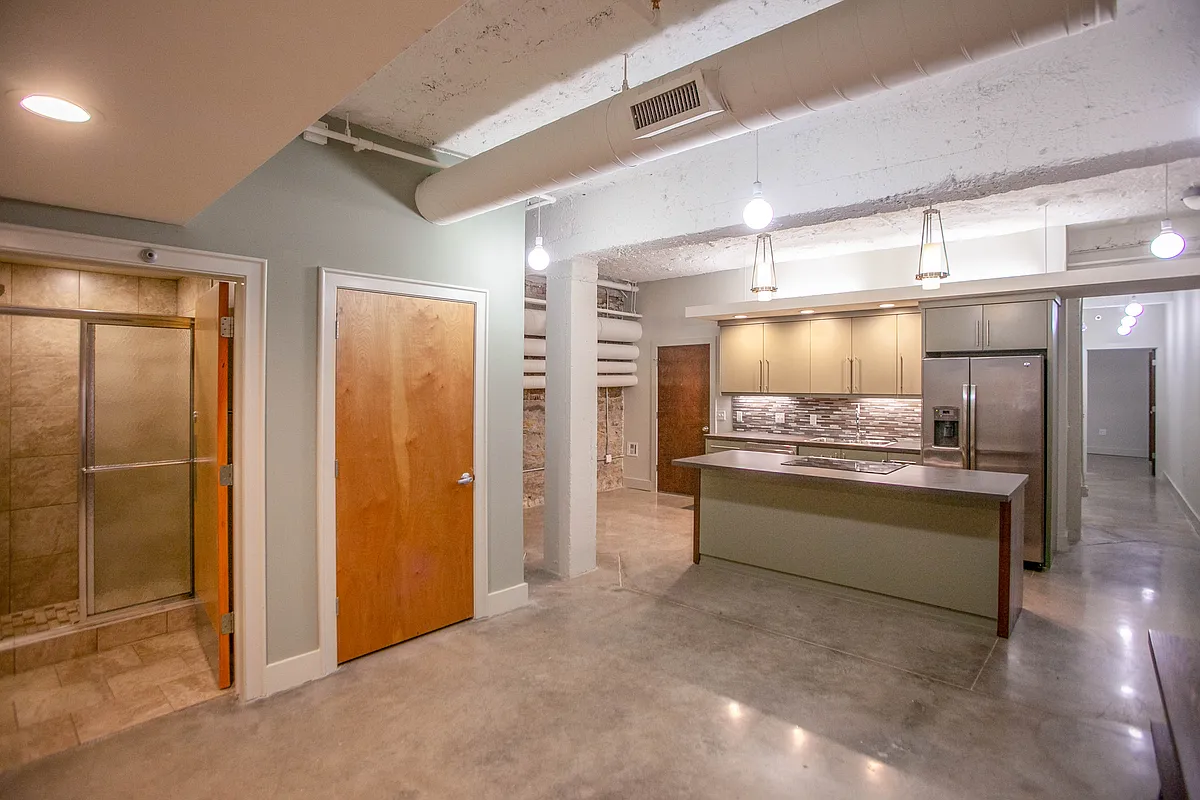 Building Photo - 509 W Spring St #100
