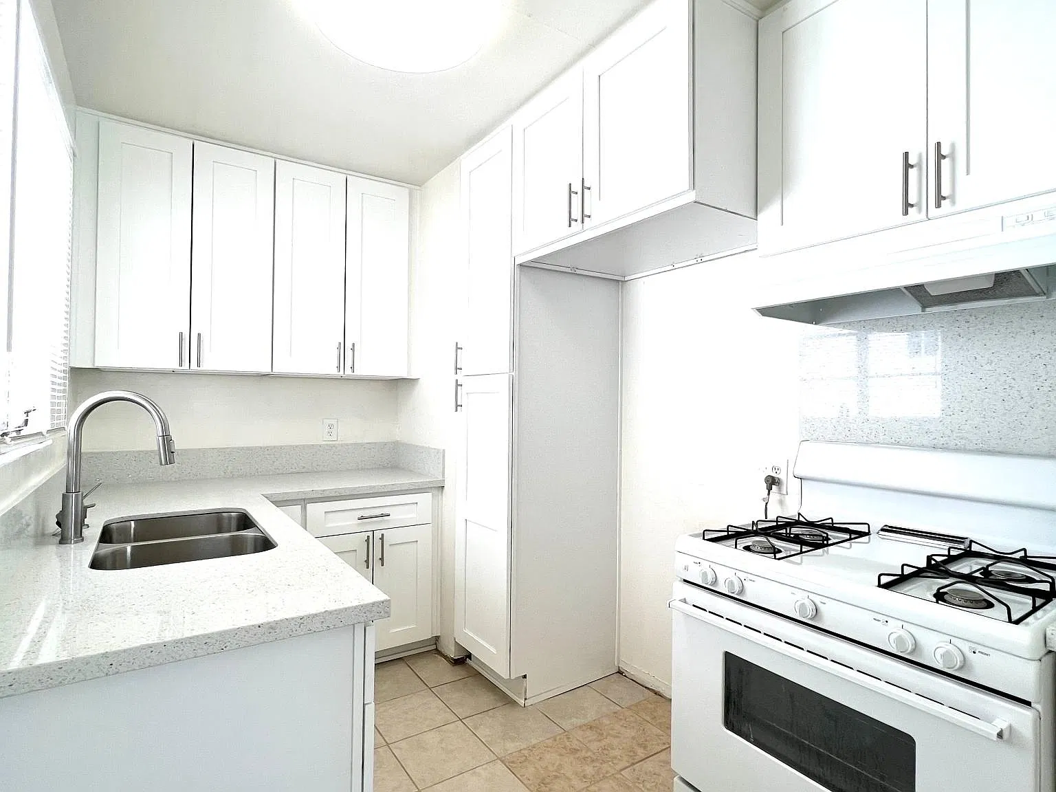 1 bed, 600 sqft, $1,800 — Photo 2