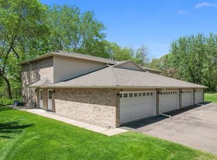921 Pond View Ct, Saint Paul, MN 55127