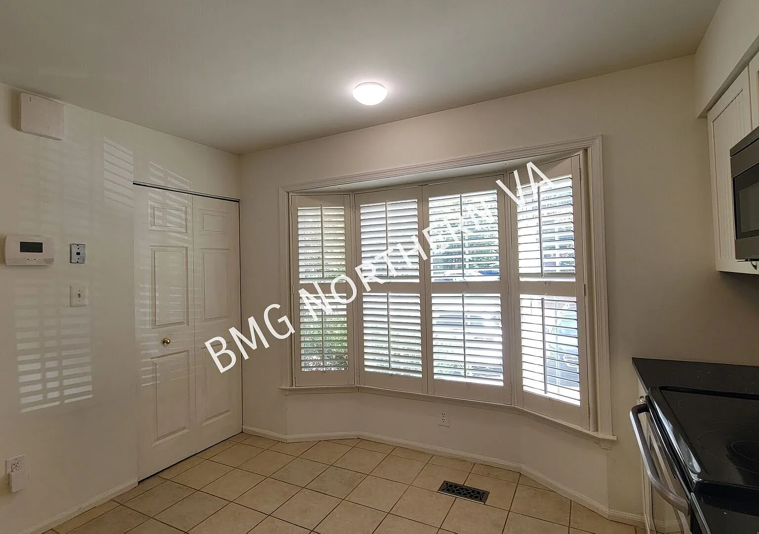 Beautiful 3BR/3.5 BA Bath Brick Townhouse in Burke Centre — Photo 3