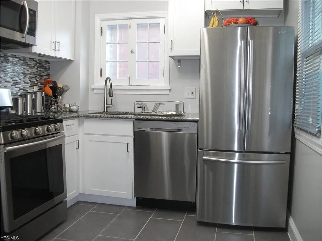 3 bed, 1.5 bath, 1560 sqft, $2,100 — Photo 4