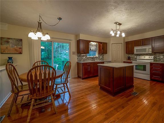 2nd image of 403 Summit Ct