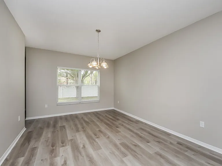 553 Brentford Ct — Photo 6