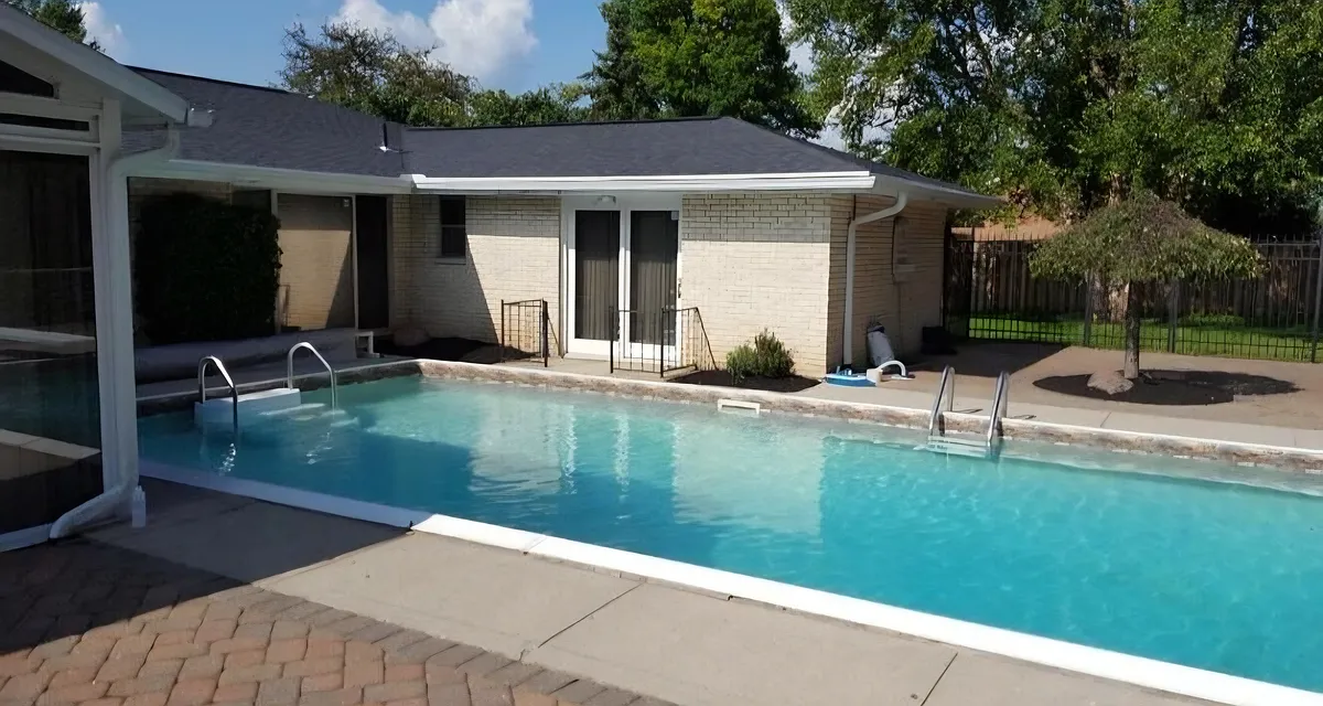 Back of home shows screen/glass sun room to left (sliding glass doors for winter room as well), windows for dining room, living room, master bath small window and walk out doors from master bedroom. - 919 Oakdale Dr