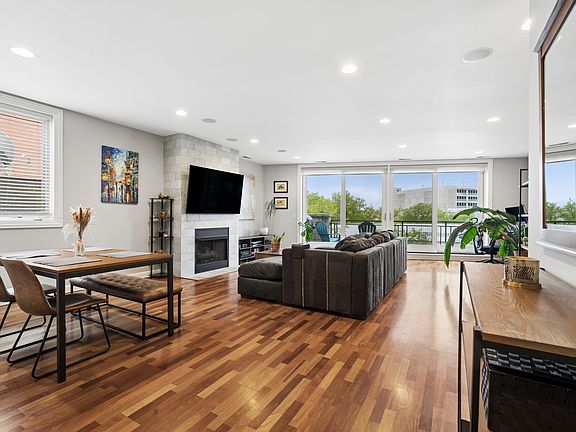 3rd image of 1633 N Clybourn Ave #3