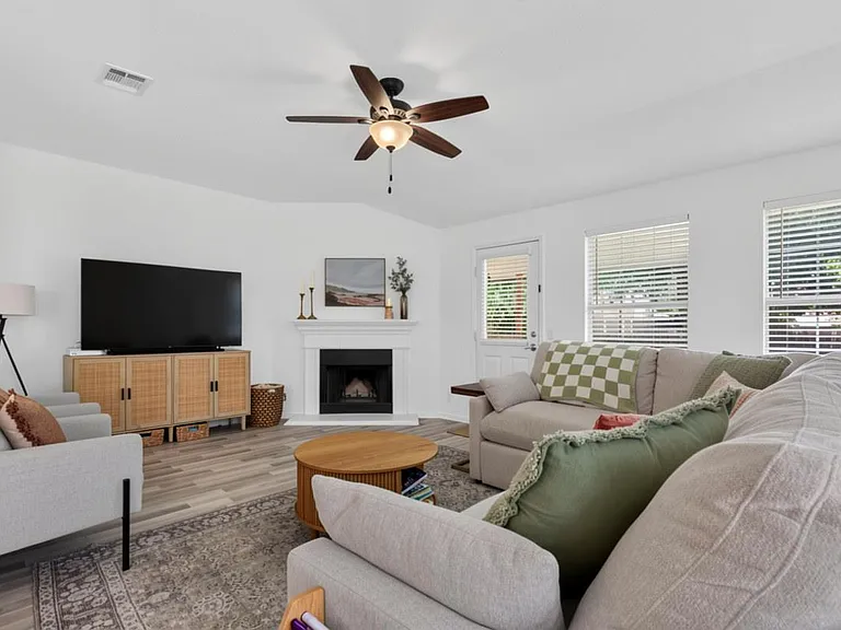 19037 Leigh Ln — Photo 3