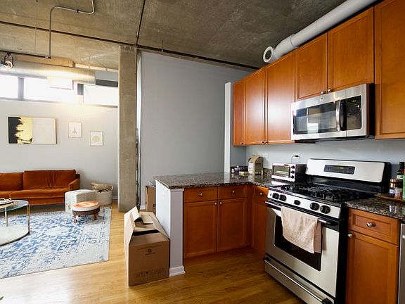 4th image of 900 N Kingsbury St #3211