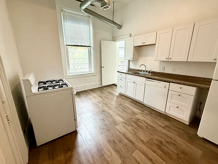 206 E 8th St #2 — Photo 4