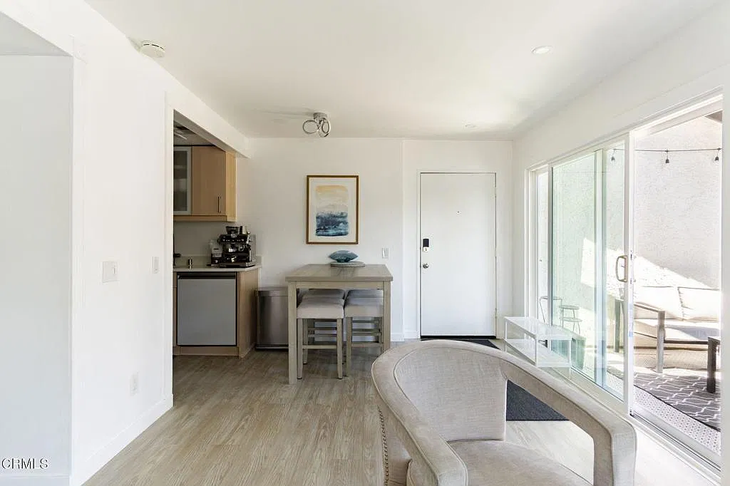 2 bed, 2.0 bath, 868 sqft, $4,600 — Photo 2