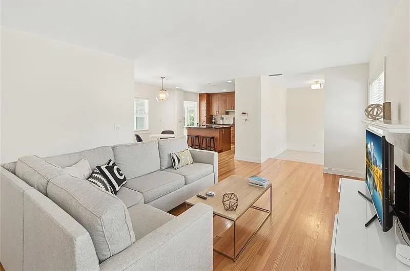 3 bed, 1630 sqft, $5,195 — Photo 3