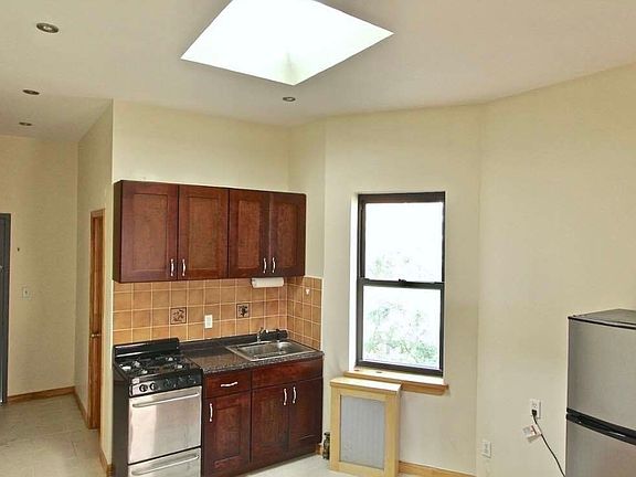 5th image of 176 Stanton St APT 4A