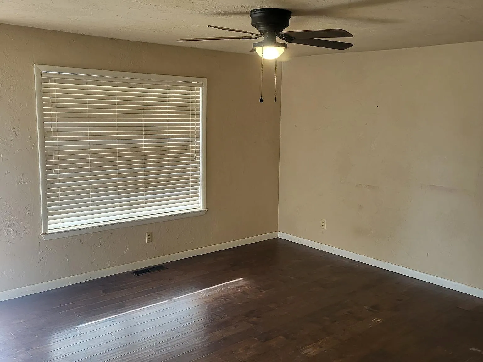 3 bed, 1.5 bath, 1176 sqft, $1,600 — Photo 4