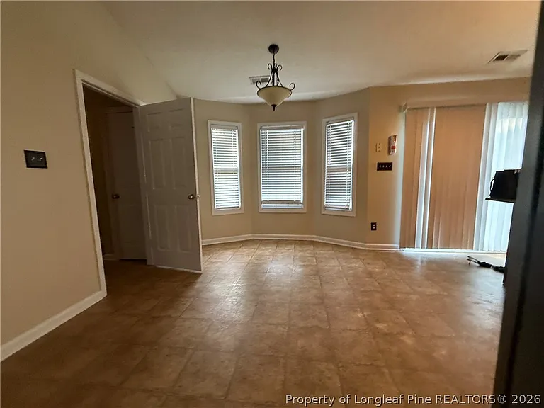 696 Fairfield Cir — Photo 5