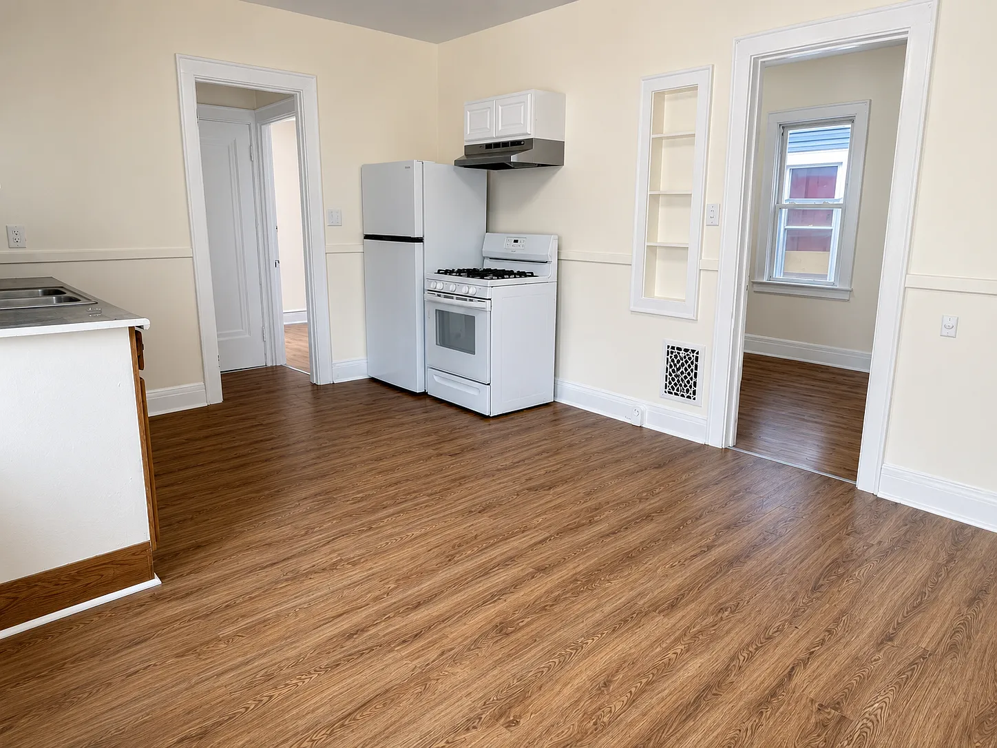 3 bed, 1036 sqft, $1,850 — Photo 3
