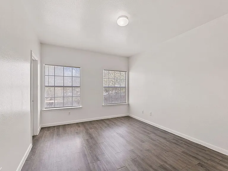 2302 S Bagdad Rd — Photo 21