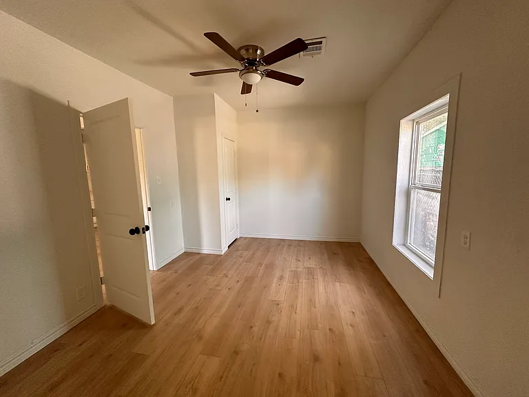 2438 Harding St — Photo 10