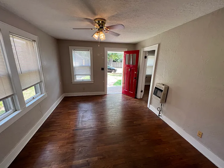 907 Parsons St — Photo 3