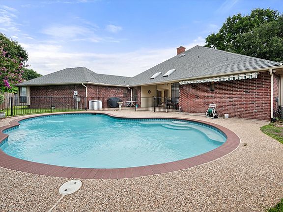 2nd image of 2105 Sleepy Hollow Dr