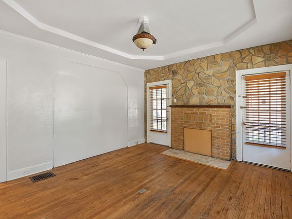 5th image of 2349 Woodbine Ave