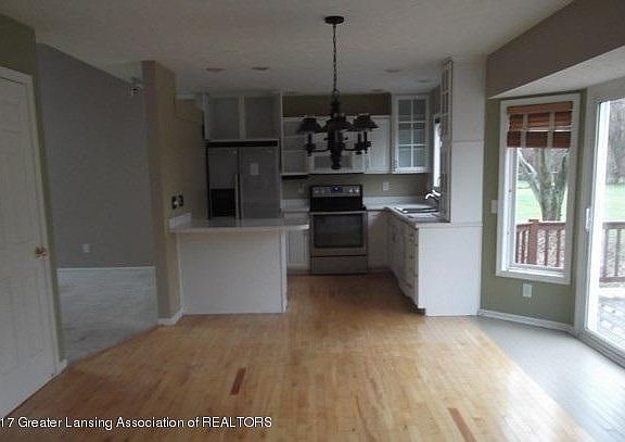 5th image of 605 N Oakland Dr
