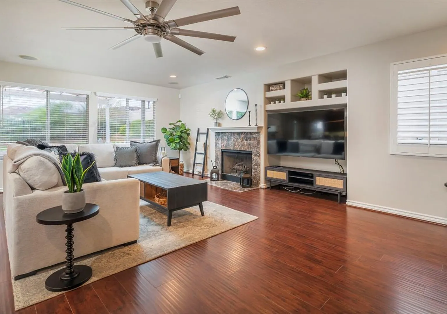 Remodeled and Fully Furnished Santa Clarita Home — Photo 4
