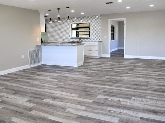 2nd image of 208 S Lucille St