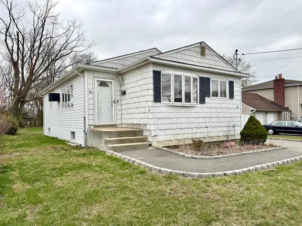 36 Pearsall Place, Deer Park, NY 11729