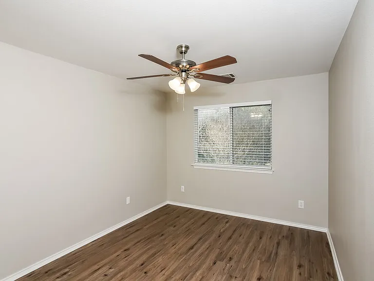 9202 Hilltop Crossing Dr — Photo 17
