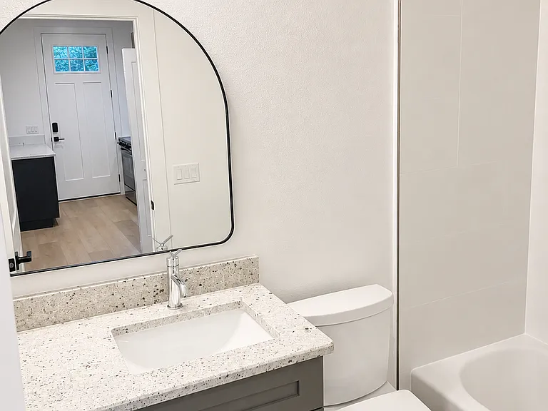 1034 N Hampton Ave — Photo 5