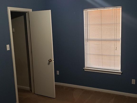 3rd image of 2827 Southampton Way