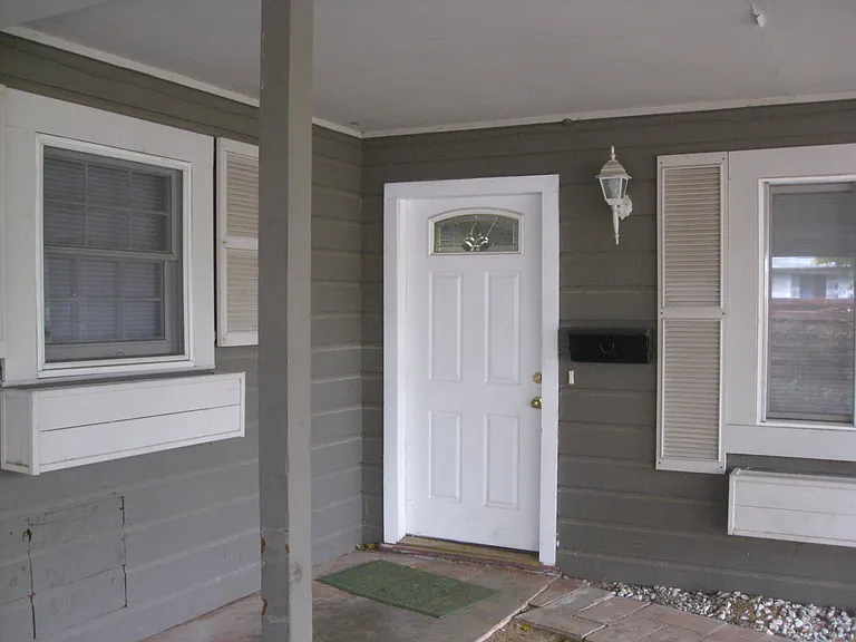1806 Fowler St — Photo 2