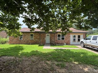 610 6th St, Talihina, OK 74571