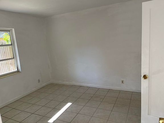 5th image of 115 E Lantana Rd