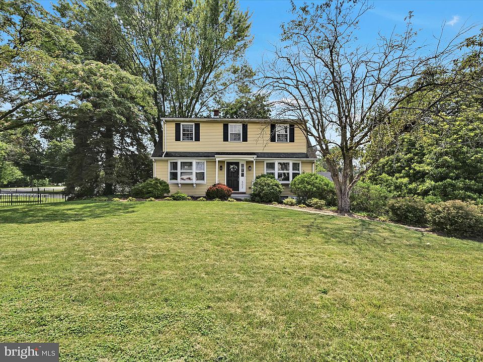 2nd image of 502 Willow Ln