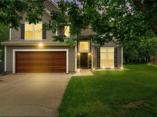 15753 S Lindenwood Dr, Olathe, KS 66062