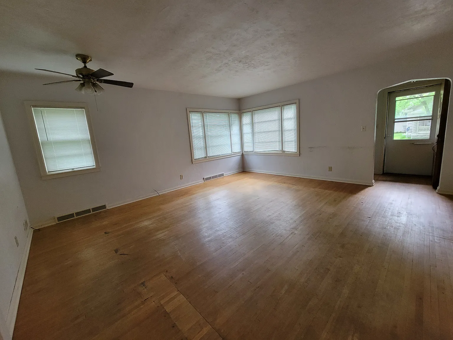 6 bed, 1519 sqft, $2,000 — Photo 4