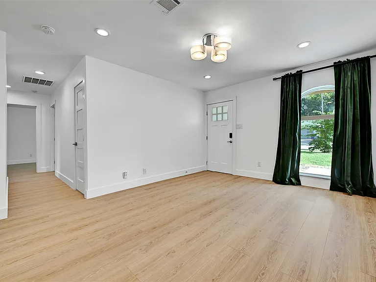 2604 Berkett Dr — Photo 4
