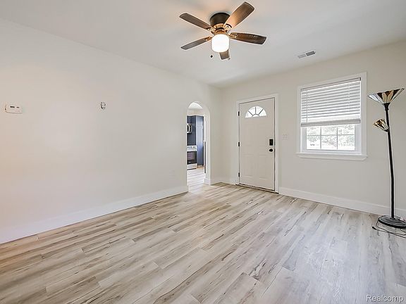 4th image of 3855 18th St