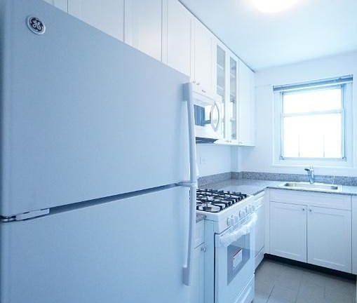 5th image of 340 E 34th St APT 9D
