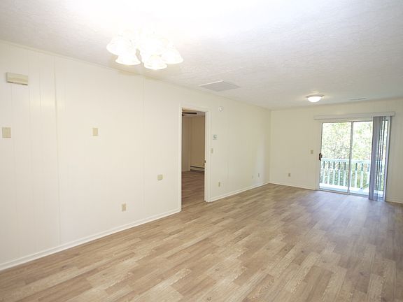 3rd image of 21 Shanna Dr APT 1