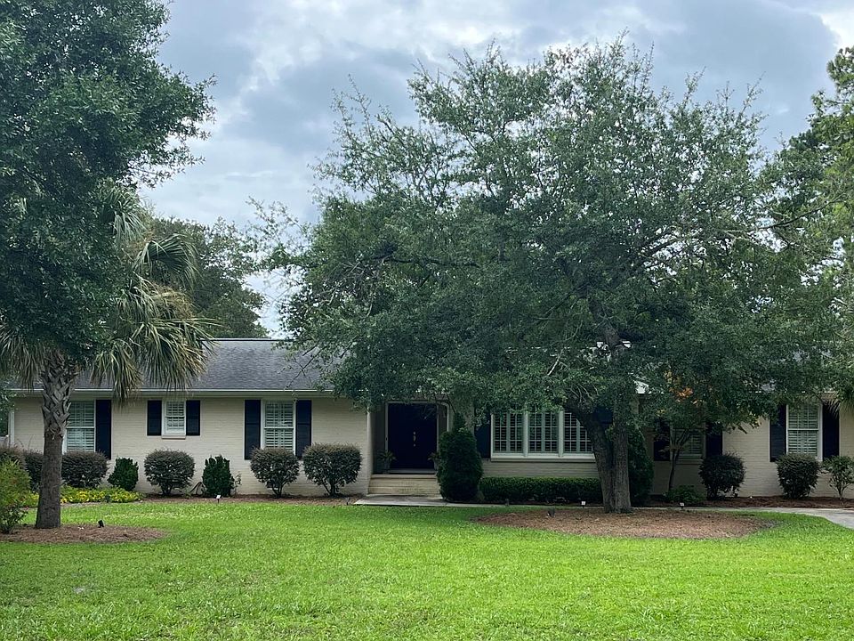 Excellent curb appeal with large front yard