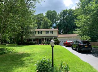 5 Winding Rdg, Clifton Park, NY 12065