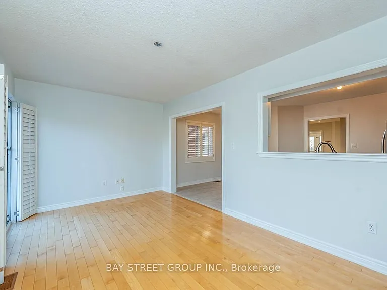 130 Royal Appian Cres — Photo 10