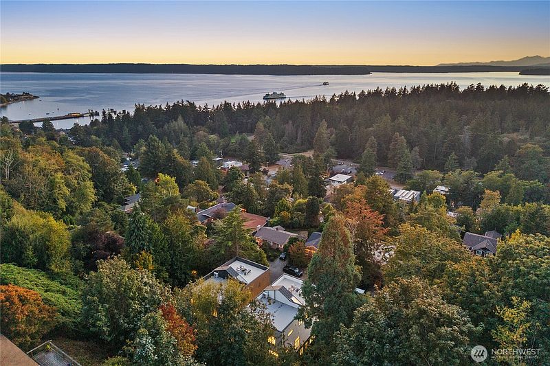 4th image of 8014 45th Avenue SW
