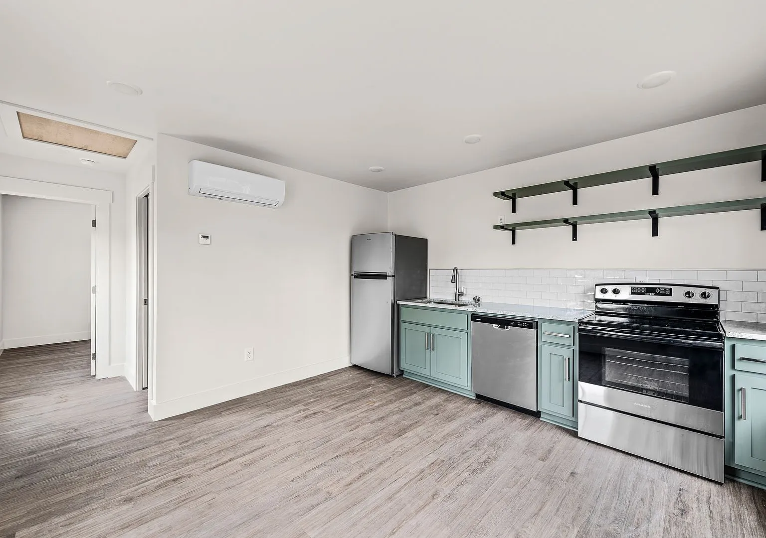 Adorable 1 bedroom 1 bathroom cottage style home with garage. Must see! — Photo 3